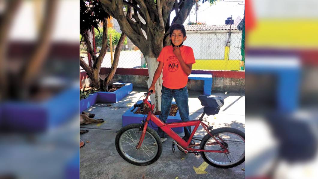 Isidro vende gelatinas en Morelos para arreglar su ‘bici’ 