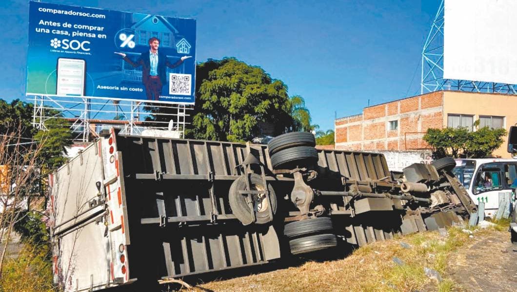Cargado de cigarros vuelca tráiler al incorporarse al Paso Express