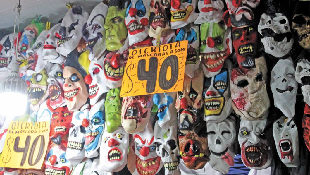 Inician ventas de Halloween d Durante un recorrido por la zona comercian de Cuernavaca, pudimos observar que ya están siendo comercializados productos alusivos al Halloween, fiesta de origen extranjero. En los últimos años las fiestas de disfraces han ido tomando mayor auge en nuestro país, debido a la cercanía con Estados Unidos y a la globalización. Sin embargo, autoridades han pugnado por impulsar las tradiciones mexicanas como el Día de Muertos para que se preserve el legado de nuestros ancestros. Fotos