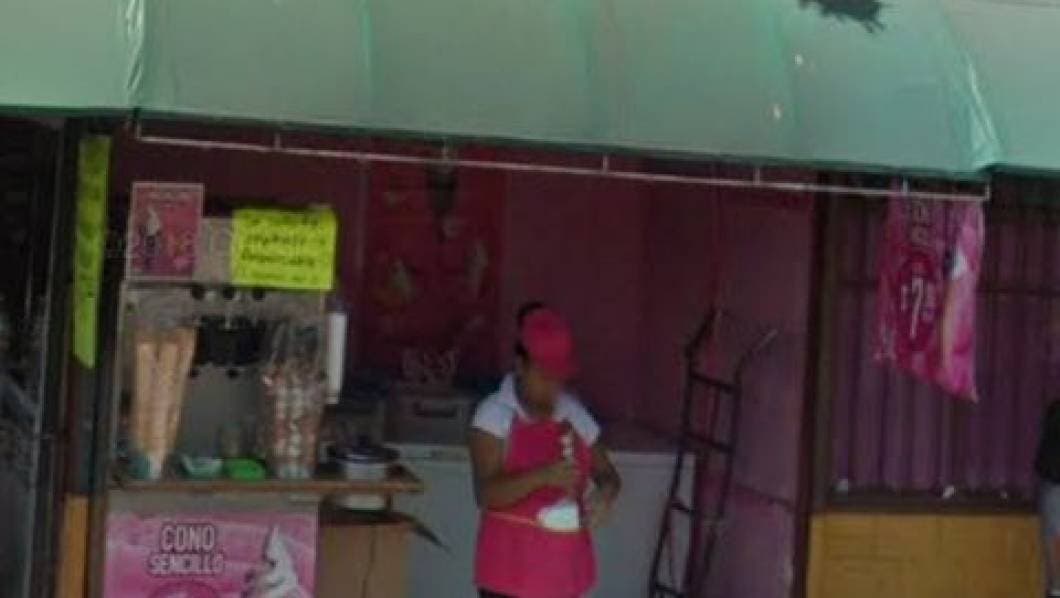 Las fotos son más que elocuentes. Evidencian la poca o nula higiene en la manera en que se almacena el helado, pues es posible ver incluso algunas cucarachas en los despachadores de la máquina.