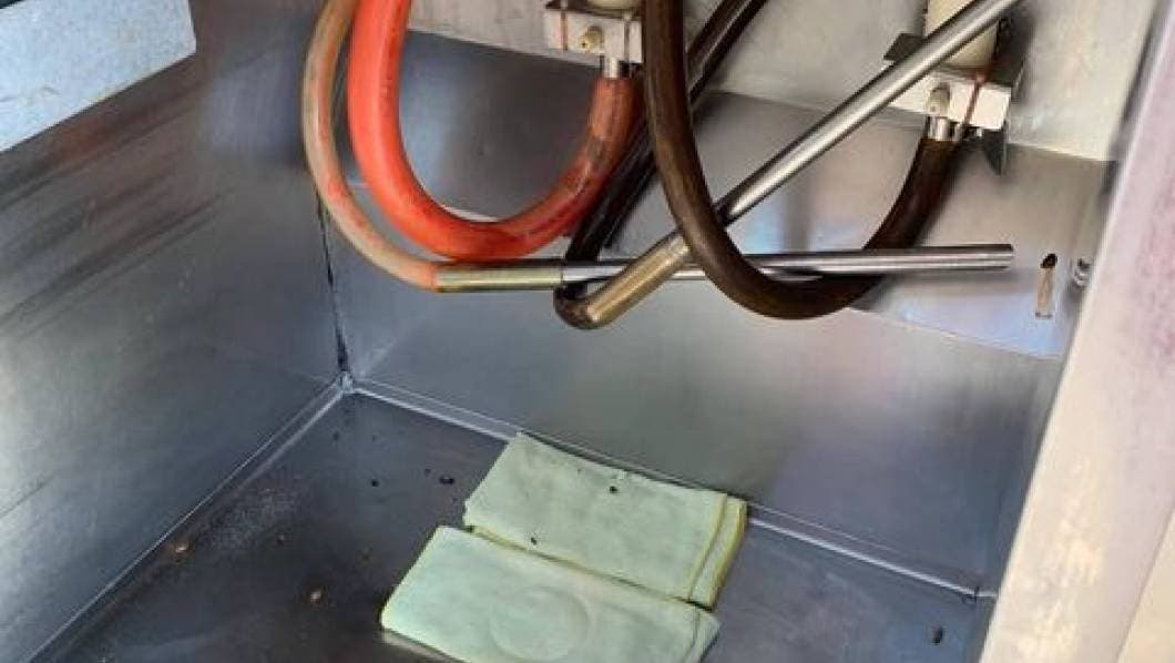 Las fotos son más que elocuentes. Evidencian la poca o nula higiene en la manera en que se almacena el helado, pues es posible ver incluso algunas cucarachas en los despachadores de la máquina.