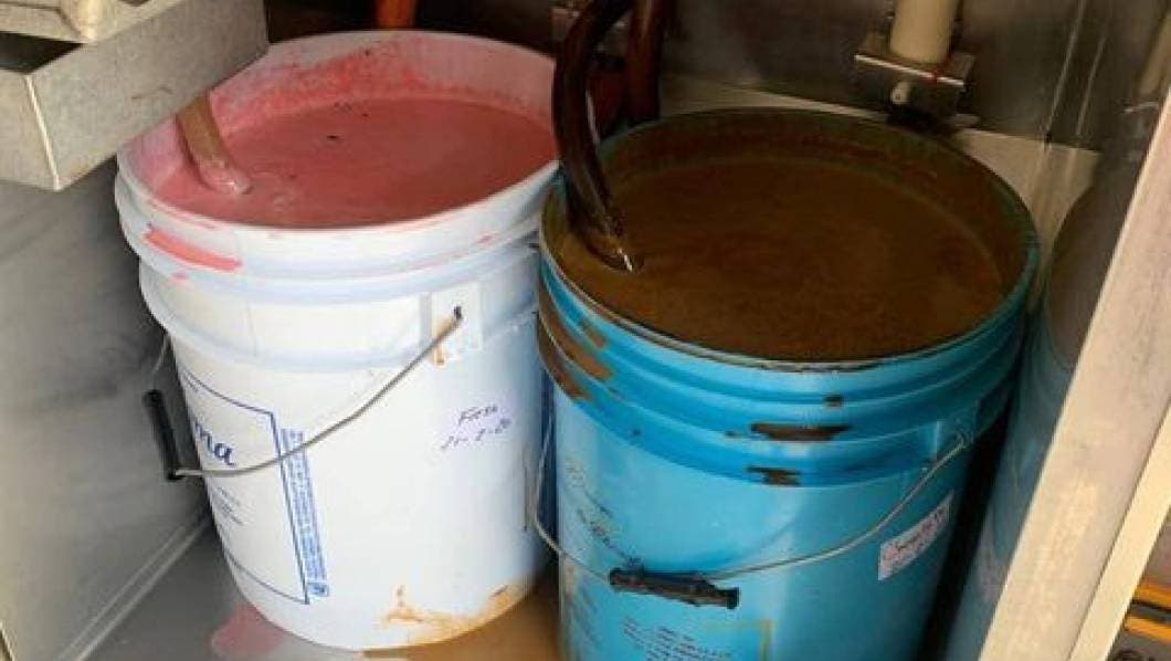 Las fotos son más que elocuentes. Evidencian la poca o nula higiene en la manera en que se almacena el helado, pues es posible ver incluso algunas cucarachas en los despachadores de la máquina.