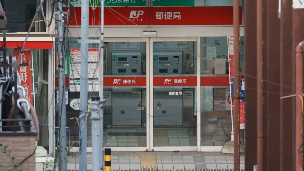 Adulto mayor desata tiroteo en hospital y toma a dos rehenes