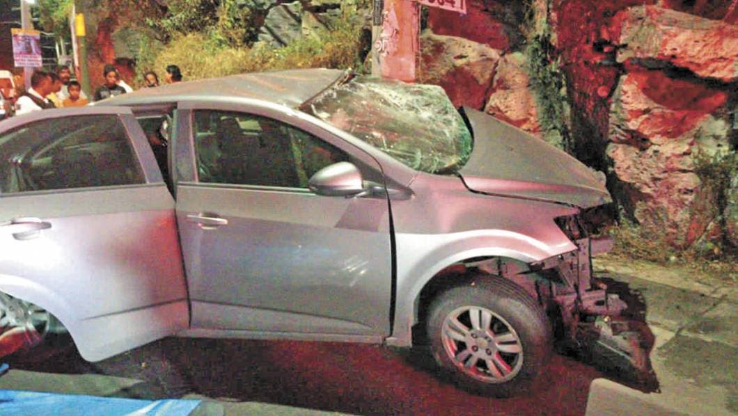 Huyen de &lsquo;rateros&rsquo; y acaban chocando en Jiutepec