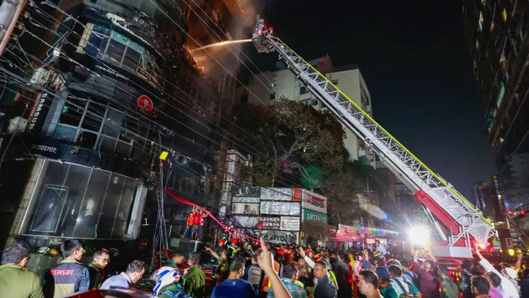 Mueren 42 personas en incendio dentro de centro comercial de Dacca