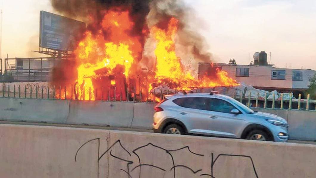 Arde tráiler en Paso Express Cuernavaca; sin víctimas que lamentar