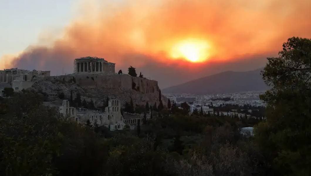 Ordenan la evacuación de miles de personas por incendios cerca de Atenas 