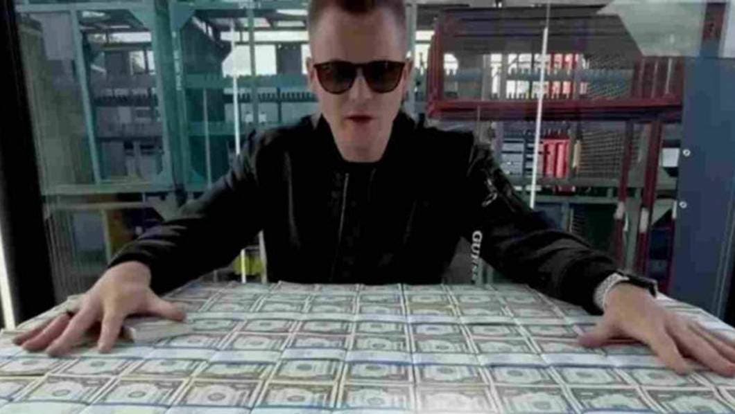 Influencer sorprende lanzando 1 millón de dólares desde el cielo