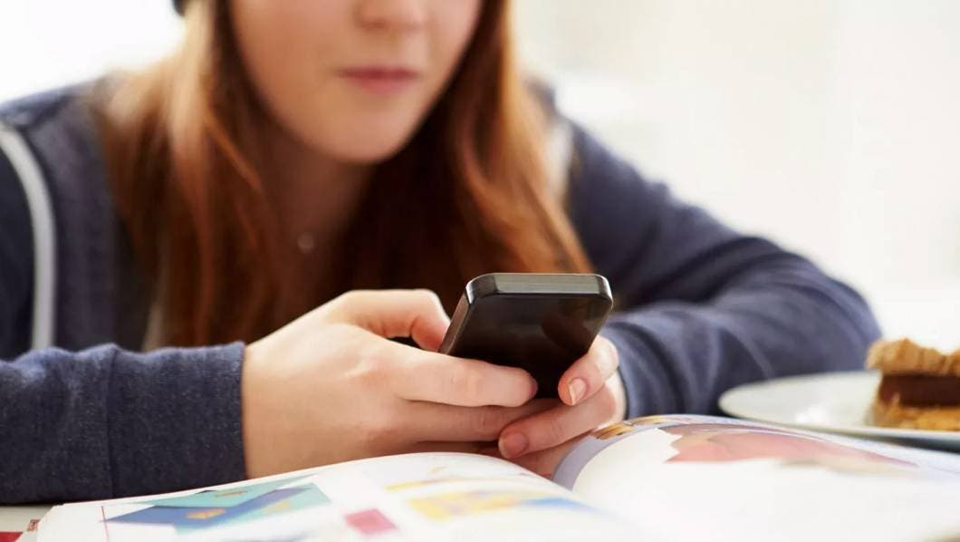 Escándalo en Escuela Española: Imágenes Falsas de Menores Desnudas Generadas por IA Sacuden a Almendralejo