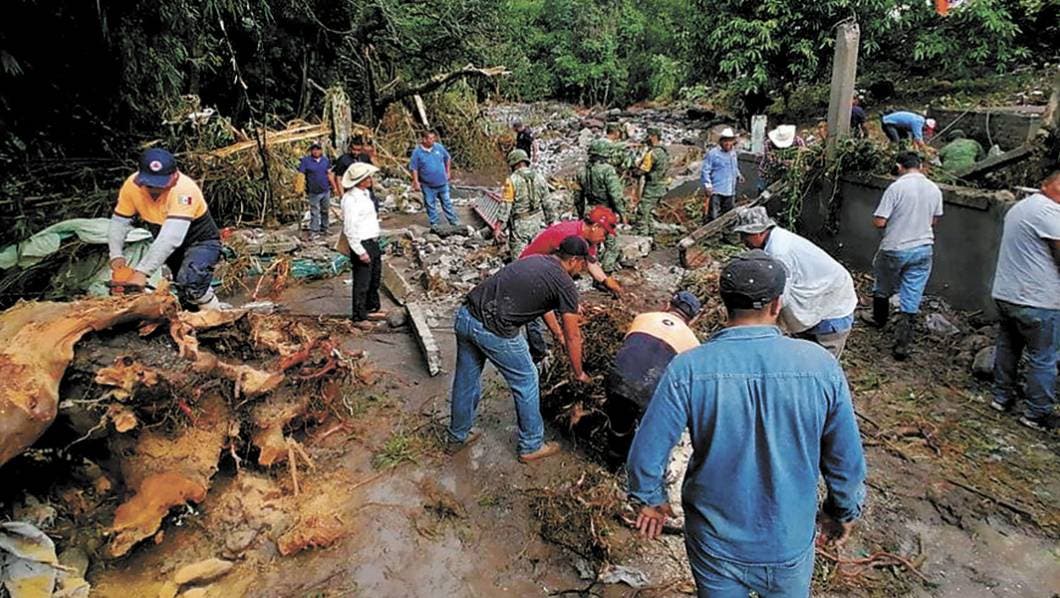 Daños. Parte de una carretera en Coatlán del Río, colapsó debido al reblandecimiento de la tierra por las lluvias de las últimas horas.