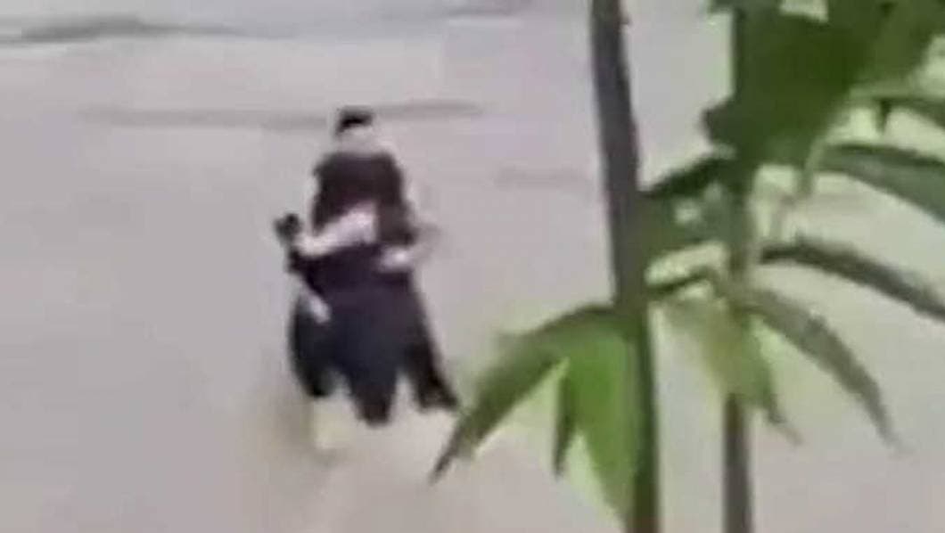 VIDEO: Tres amigos se abrazan por última vez antes de ser arrastrados por las inundaciones en Italia