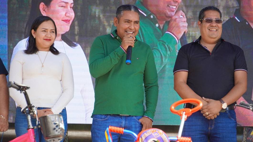 alcalde Santos Tavares García y la presidenta del DIF, Yareli Cárdenas Maldonado