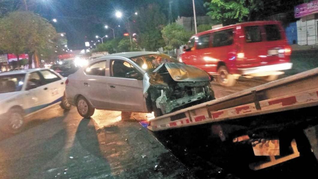 Choca patrulla con detenido arriba en Cuautla