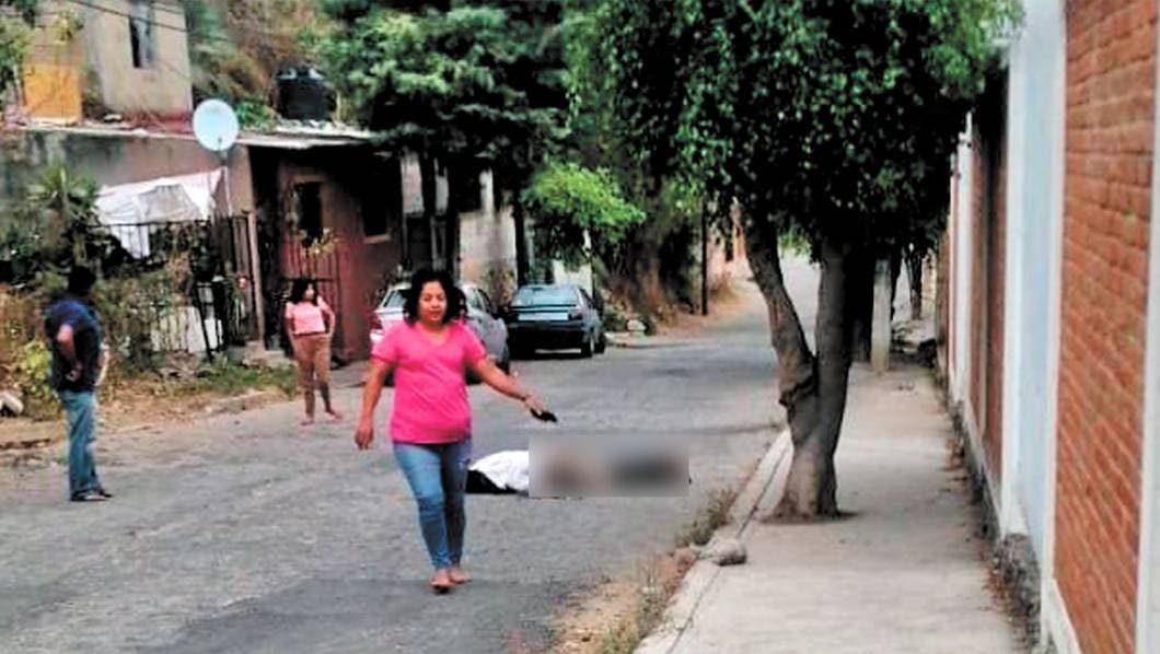 En Jiutepec desde un auto avientan a taxista y lo arrastran