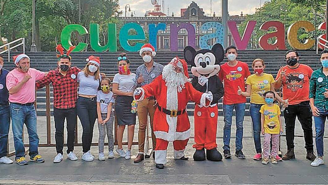 Llevan regalos a niños en situación de calle en Morelos