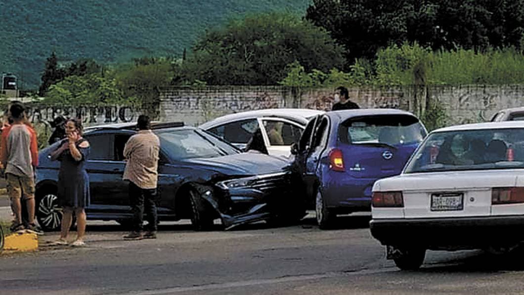 Encontronazo. Así quedaron los vehículos tras chocar en la carretera federal Cuautla-Cuernavaca, a la altura de Atlihuayán.