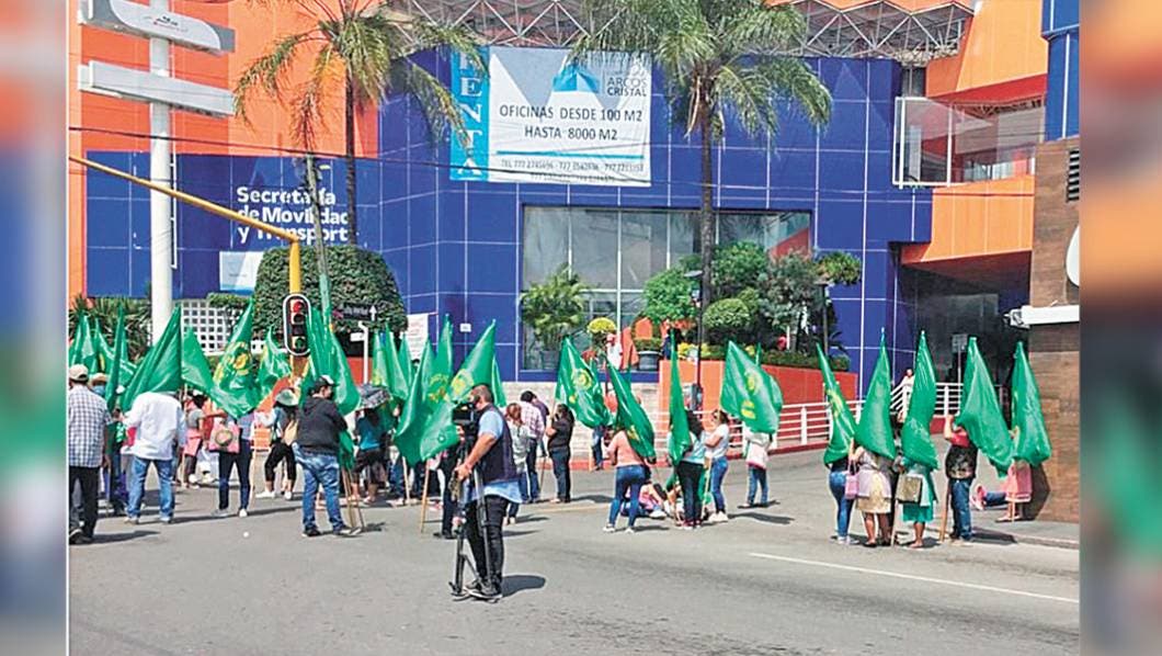 Se manifiestan en Ceagua y causan caos vial en Cuernavaca