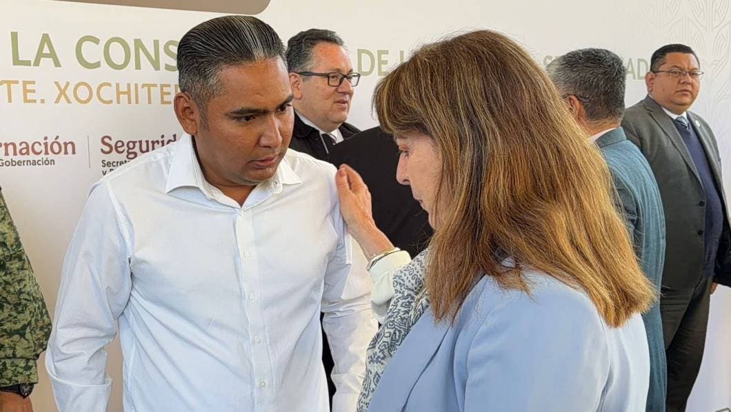 La gobernadora Margarita González con el alcalde Santos Tavarez.