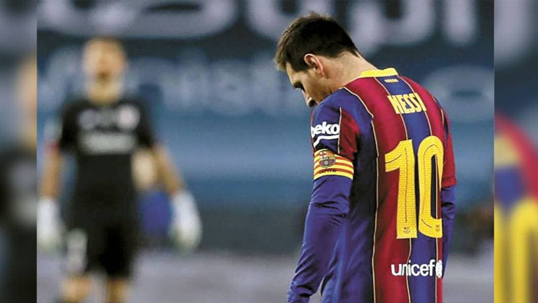 Lionel Messi recibe la roja