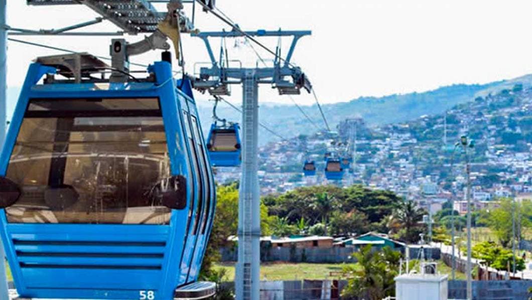 Es captada una pareja intimando en Teleférico
