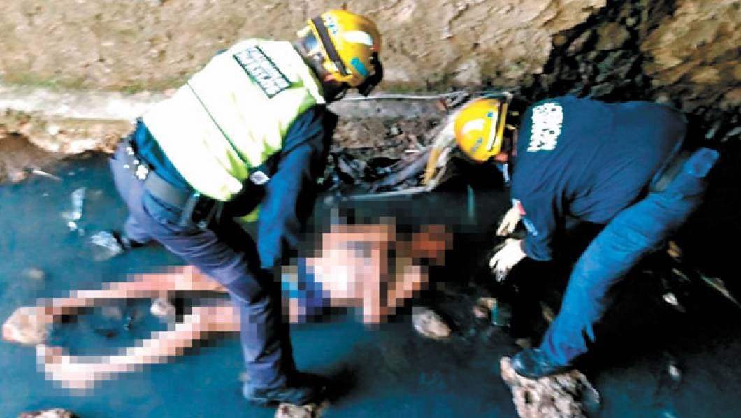 Ayuda. Un indigente que padece de sus facultades mentales fue rescatado por paramédicos, tras caer a un canal de aguas negras.