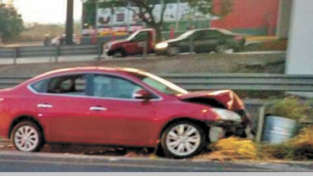 Colisiona contra barra metálica en El Polvorín, Cuernavaca
