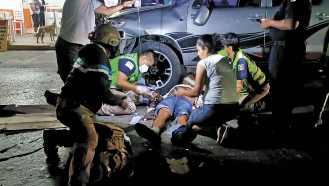 A bordo de una moto en Morelos, dos personas alcoholizadas chocaron contra un auto