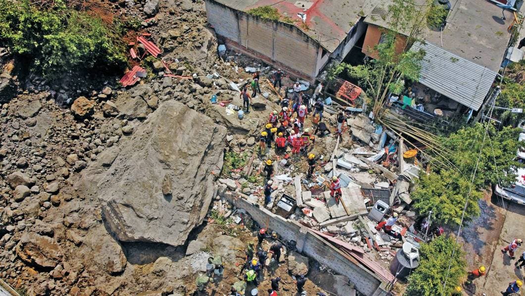 Mueren sepultadas madre y sus dos hijas tras derrumbe en Cuernavaca