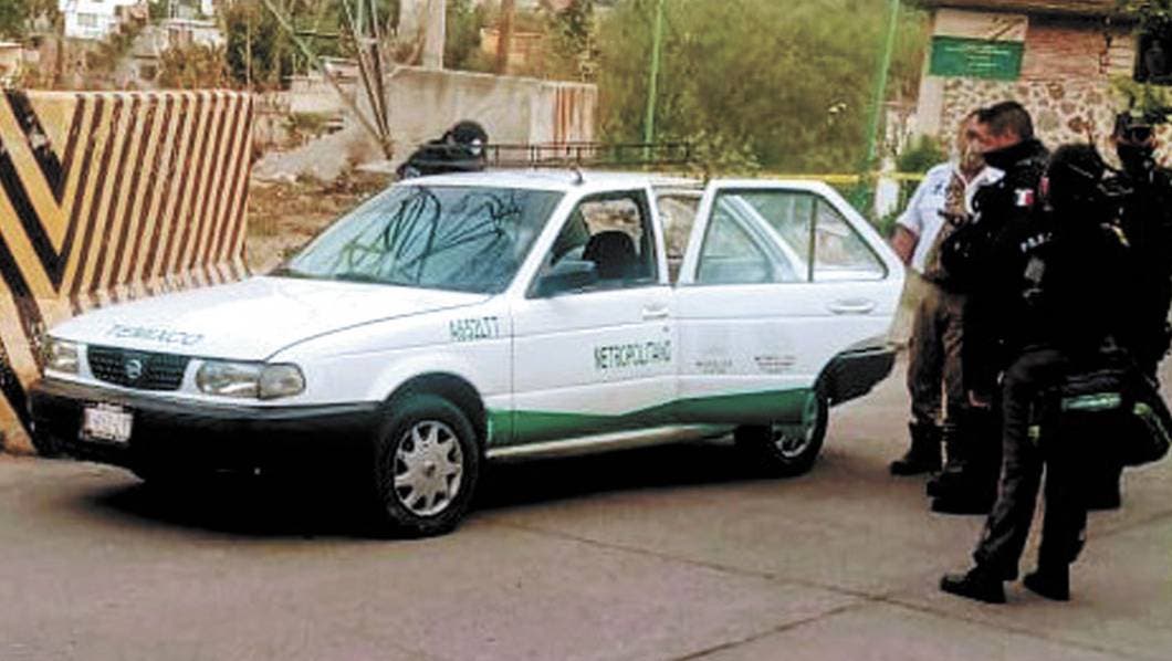 Encuentran en taxi de Morelos el cuerpo baleado de un hombre