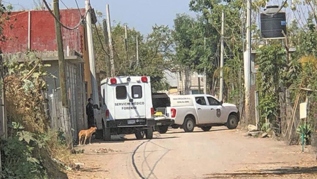 Asesinan a asaltante en Jiutepec; lo amarran a poste y golpean