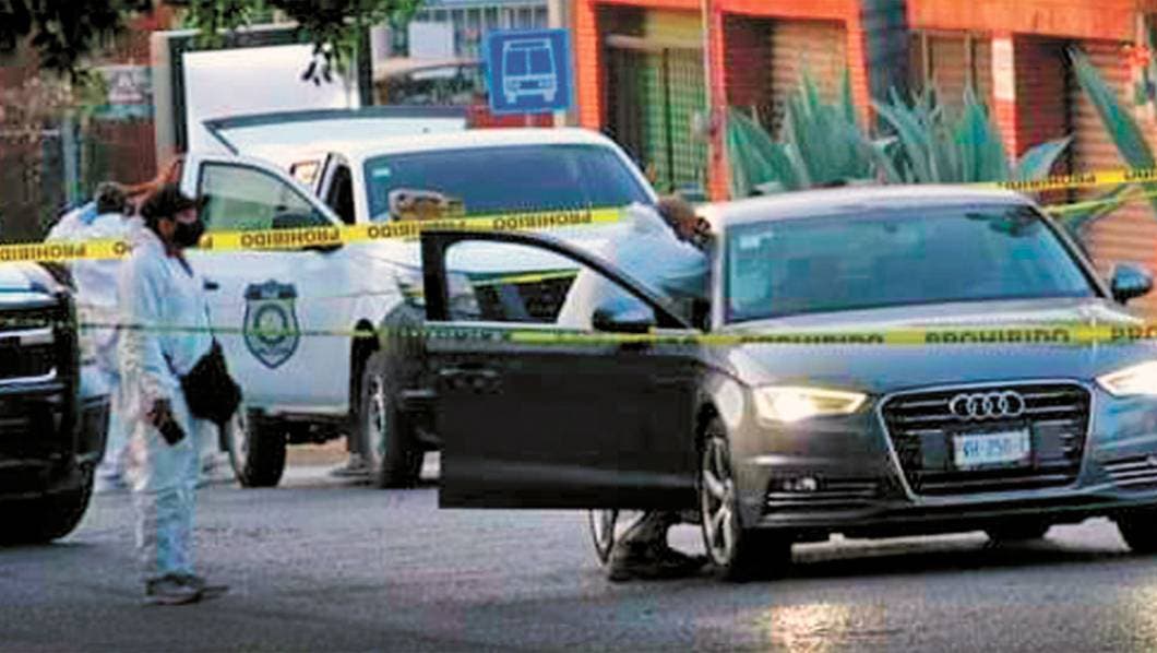 Sin embargo, agentes investigadores no descartaron la posibilidad de que se haya tratado de un asalto ya que el dinero no estaba en el vehículo.