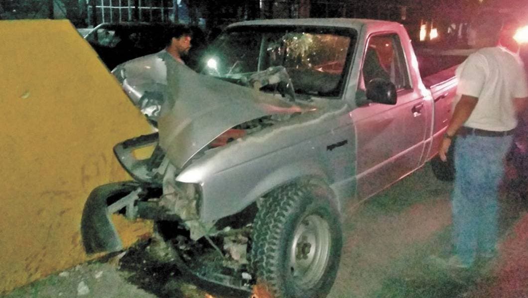 Pierde la vida al manejar en estado de ebriedad frente a la Prepa No. 1