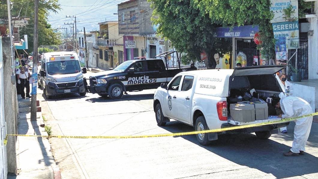 En Emiliano Zapata, llegan a local para matarlo