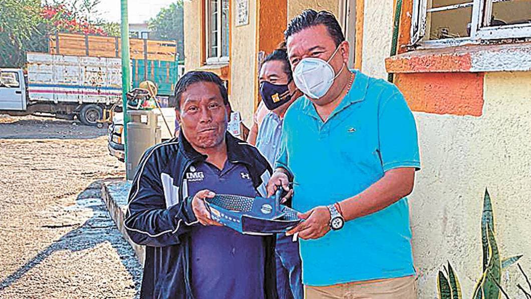 Llevan la Navidad a personal de aseo de Cuernavaca