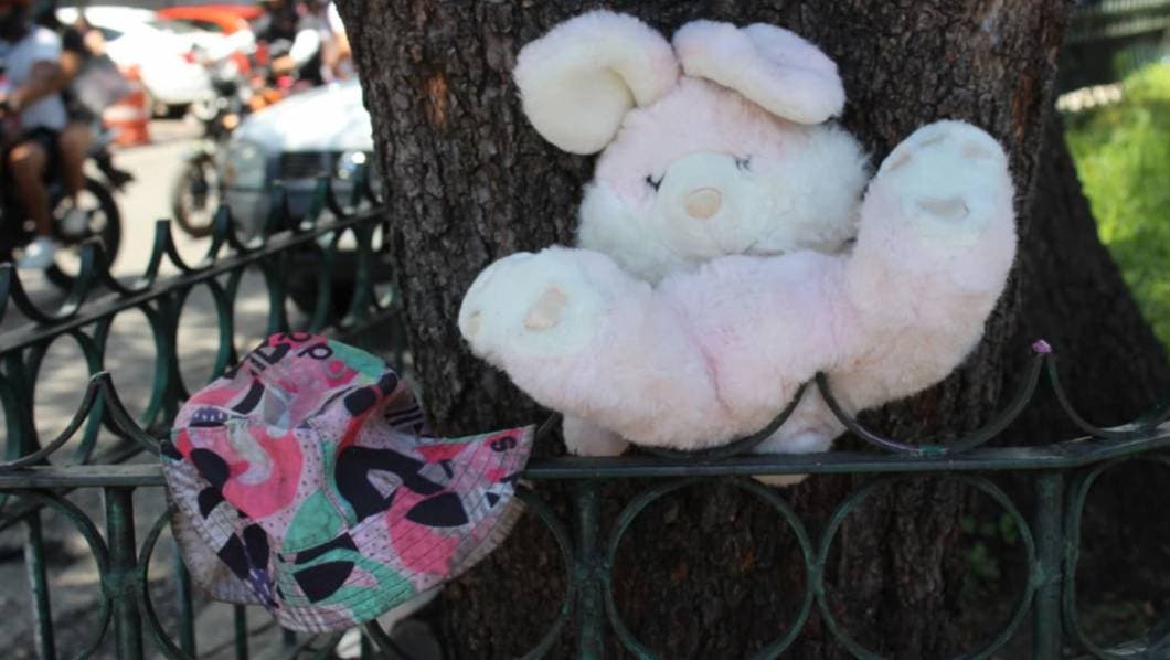 niña atropellada, peluche y gorrita
