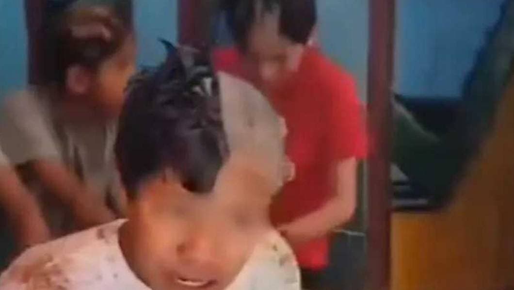 VIDEO: Niños se quedan calvos por usar espuma para depilar como shampoo