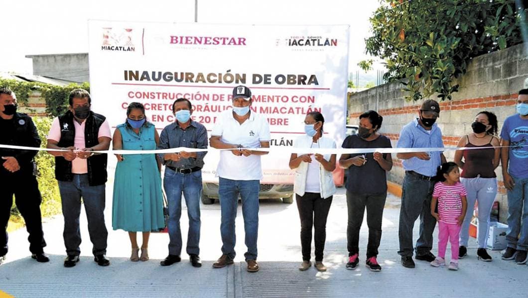 Inauguran obra de una calle en Miacatlán