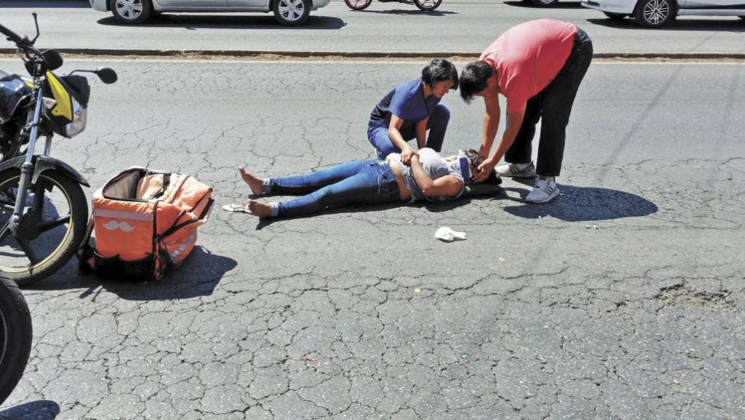 Auto Platina arrolla a repartidores en Cuernavaca