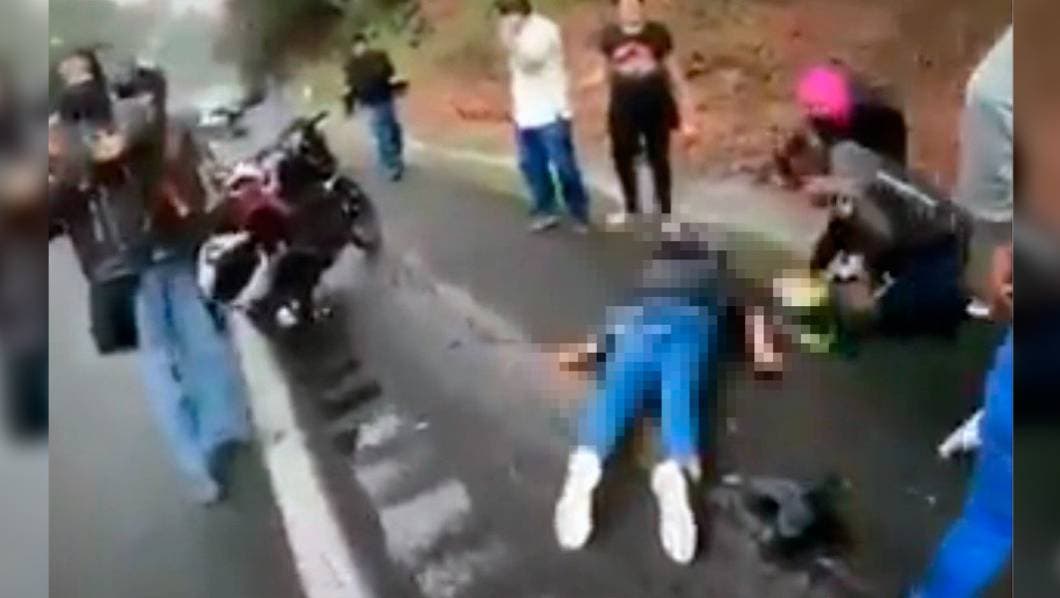 Ayuda. Una pareja quedó herida al derrapar en su moto.