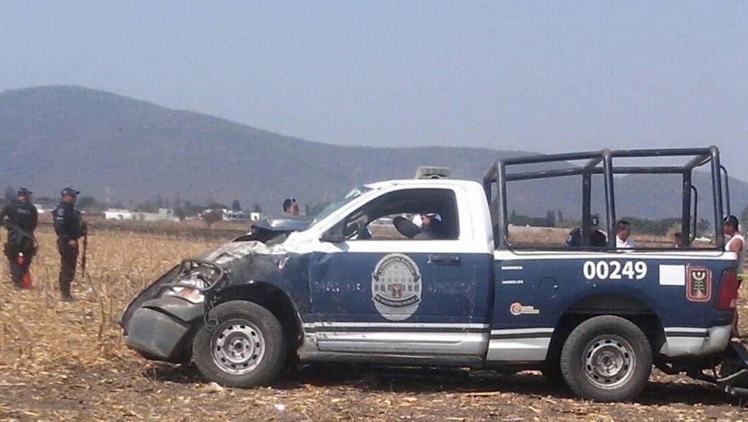 Muere un policía y 2 resultan  heridos al volcar patrulla en Temoac