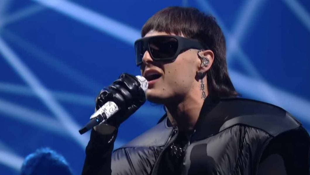 Peso Pluma sufre accidente en las escaleras de un escenario