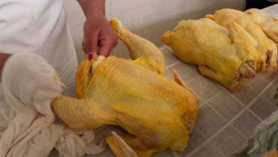 De esta forma puedes saber si el pollo que compraste es apto para consumo 