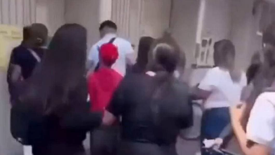 Señora agrede violentamente a adolescente de 13 años afuera de secundaria en CDMX