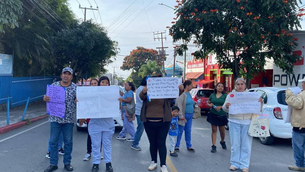 Padres de familia de la primaria 20 de Noviembre