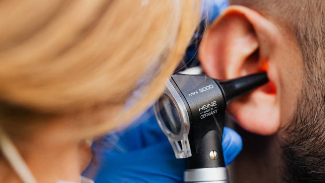 Problemas auditivos aumentan por COVID-19