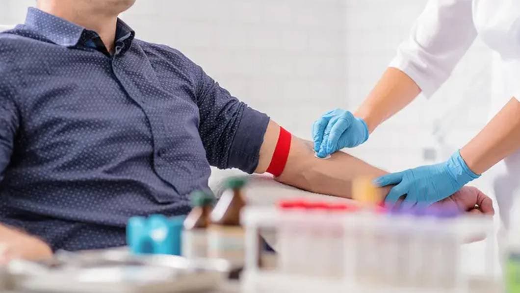 Análisis de sangre pueden detectar el riesgo de demencia hasta 10 años antes 