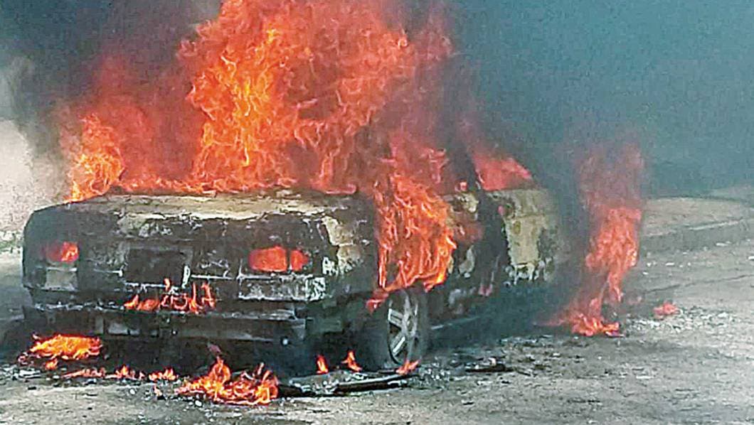 Siniestro. Un taxi fue reducido a ceniza, tras ser incendiado en la calle Eufemio Zapata, de la colonia Plan de Ayala.