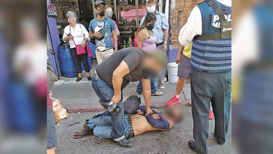 Quiso robar unos zapatos de mujer en Cuernavaca, y lo tunden