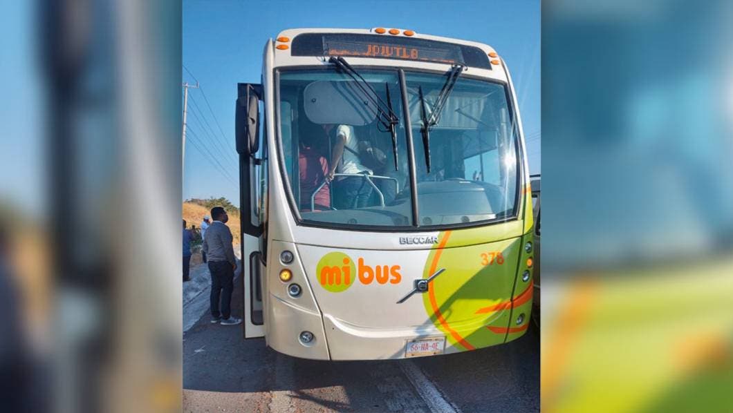 Pasajeros golpean brutalmente a presunto delincuente en Xochitepec