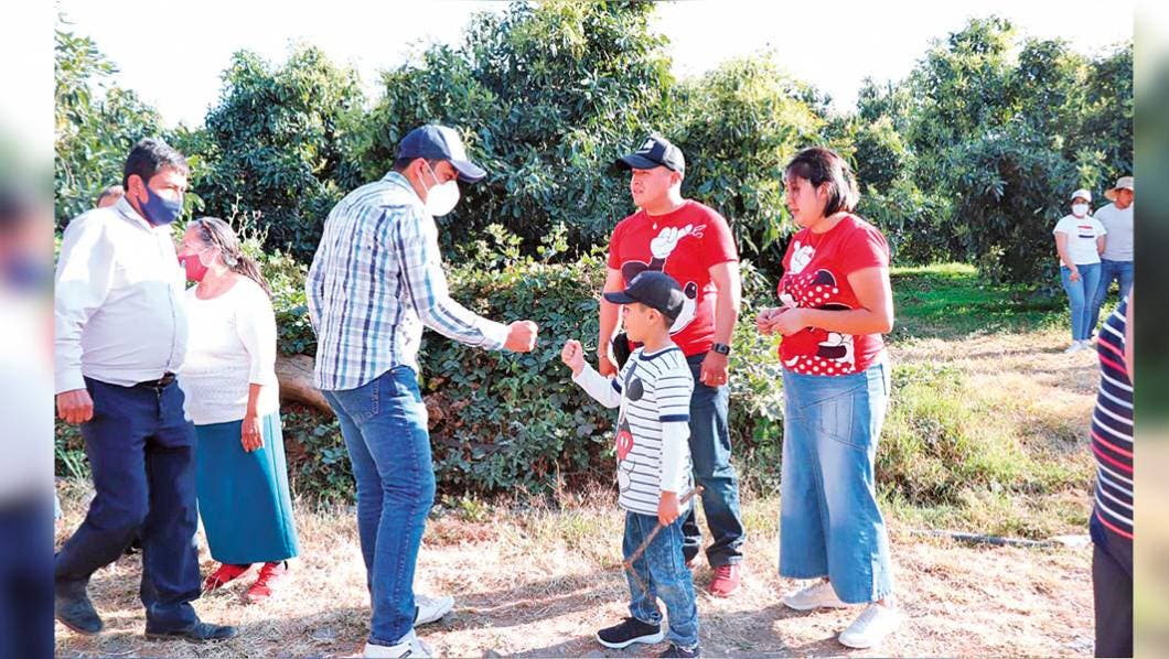 Llevan red eléctrica a paraje de Tetela del Volcán